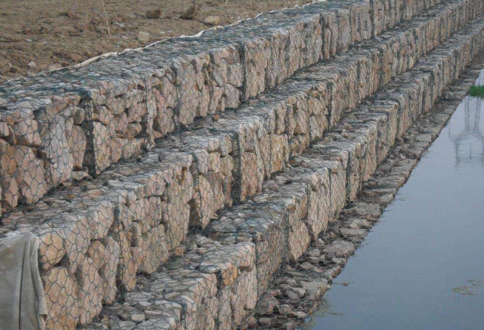 格宾石笼网挡墙护岸用于河道治理