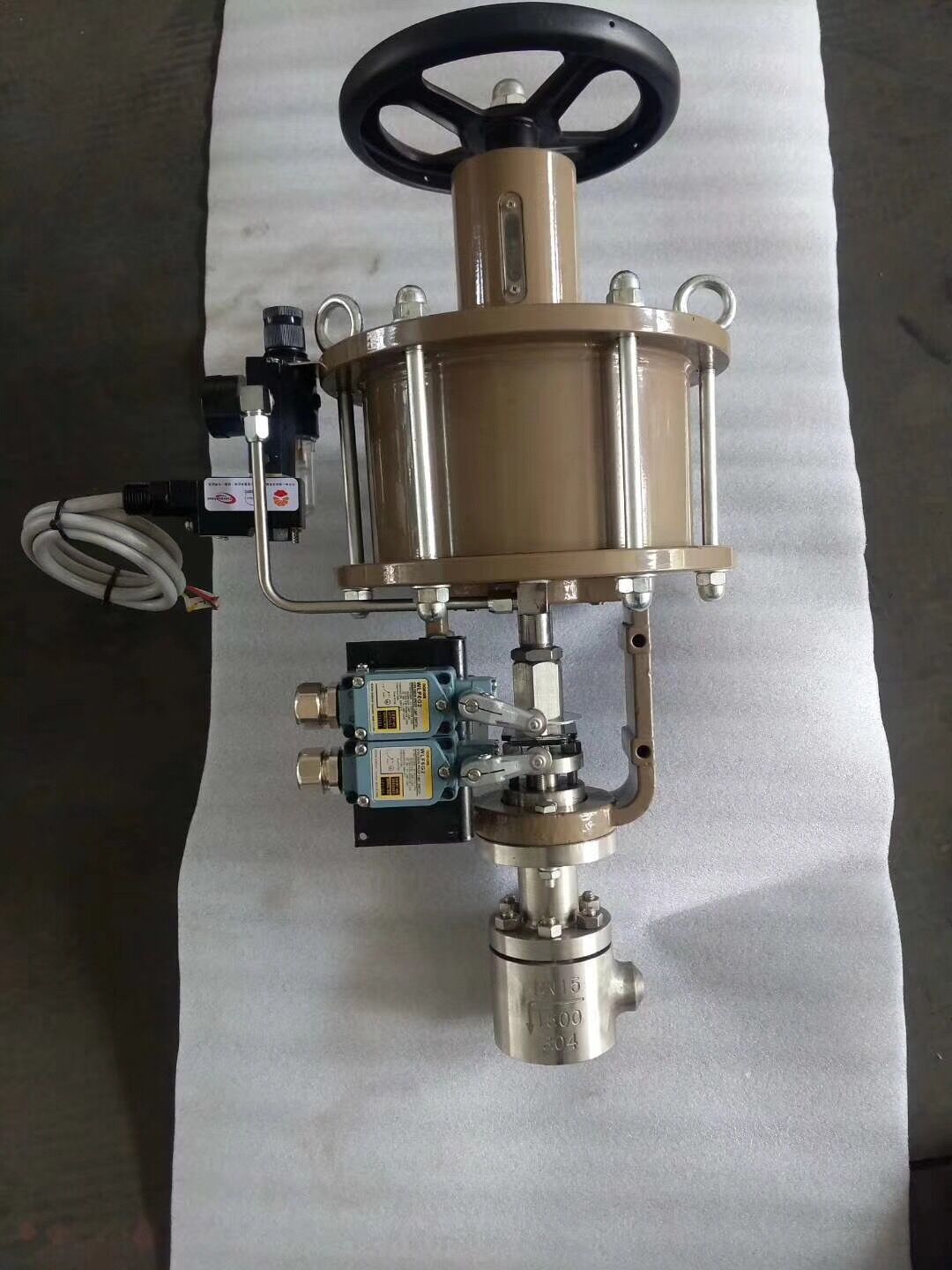 气动薄膜调节阀,由多弹簧气动薄膜执行机构和低流阻精小型调节阀阀体