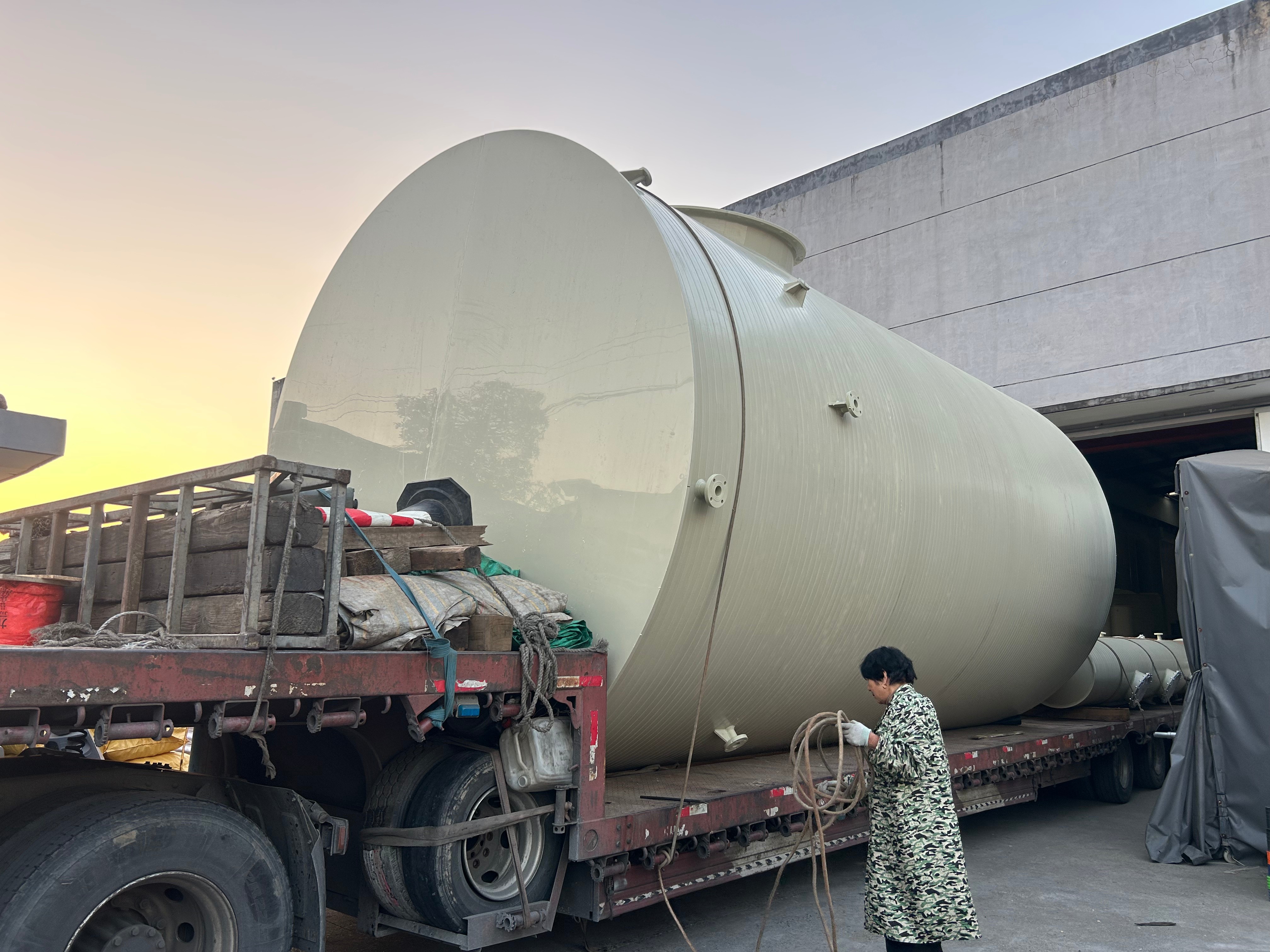 【行業(yè)動態(tài)】匠心制造，使命必達(dá)&mdash;恒暉瑞環(huán)保的PPH儲罐及噴淋塔順利發(fā)貨