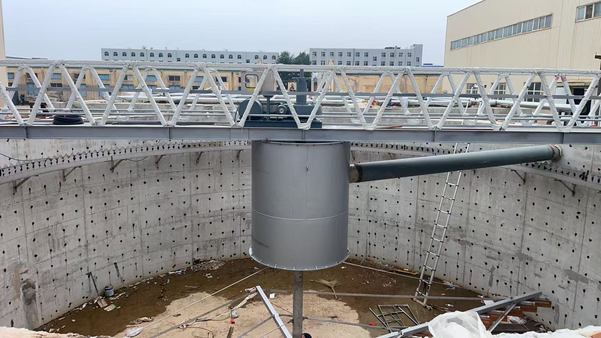 南京兰江设备发货河南周口：3台中心传动刮泥机与1台格栅机启程