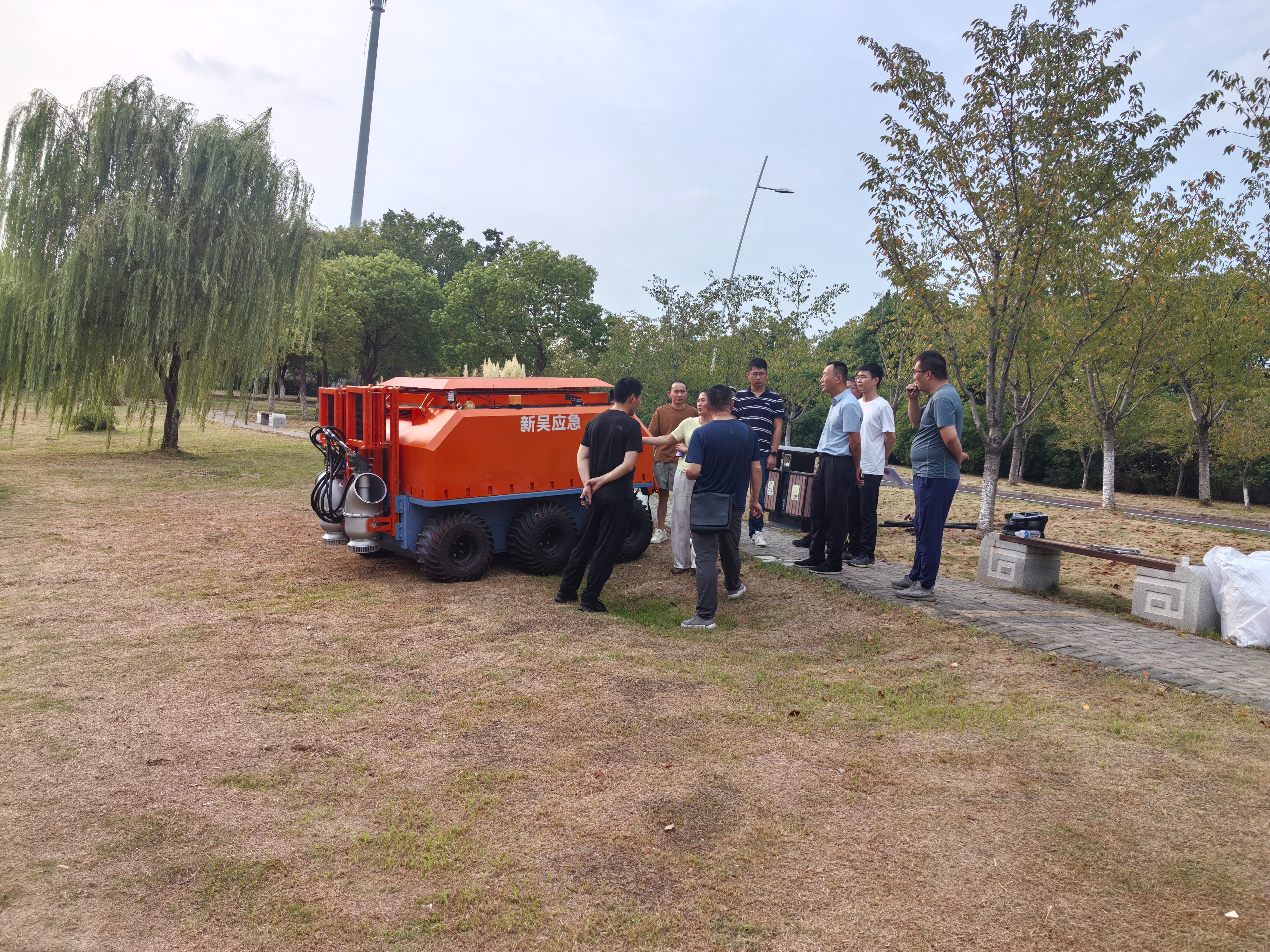 博禹水陸兩棲排水機(jī)器人驗(yàn)收現(xiàn)場照片 遠(yuǎn)程遙控大流量水陸兩棲排水機(jī)器人